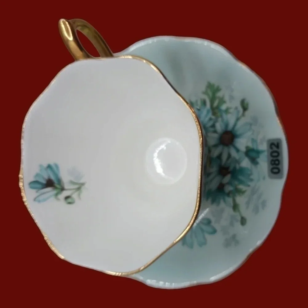 Royal Albert teacup and saucer wt blue daisies gold trim